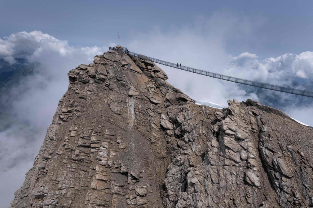 Khách du lịch đi trên cây cầu treo Peak Walk ở độ cao 3.000m trong khu nghỉ dưỡng Glacier 3000 phía trên Les Diablerets (Thụy Sĩ). (Ảnh: Fabrice Coffrini/AFP/Getty Images)