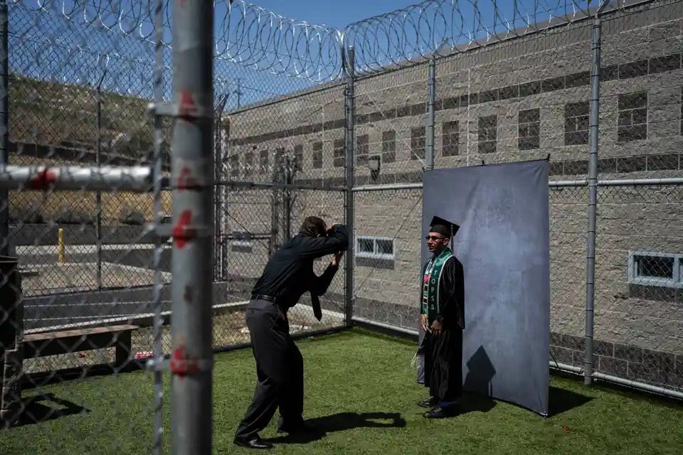 Jose Catalan tạo dáng chụp ảnh sau lễ tốt nghiệp tại nhà tù Folsom State ở California (Mỹ). (Ảnh: Jae C Hong/AP)