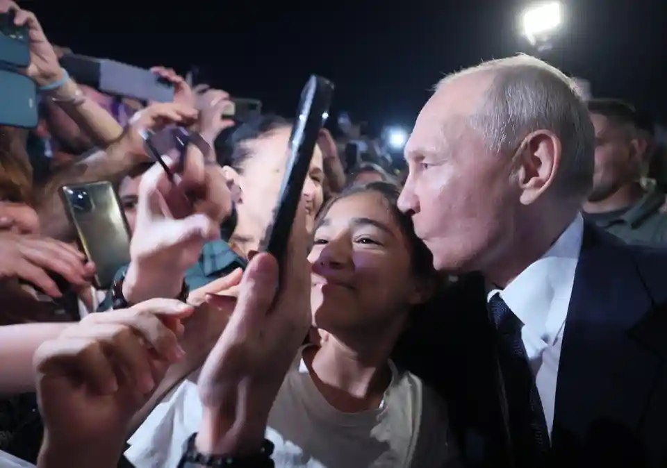 Tổng thống Nga Vladimir Putin gặp gỡ người dân trên đường phố trong chuyến công tác tới Dagestan. (Ảnh: Gavriil Grigorov/Sputnik/Kremlin pool/EPA)