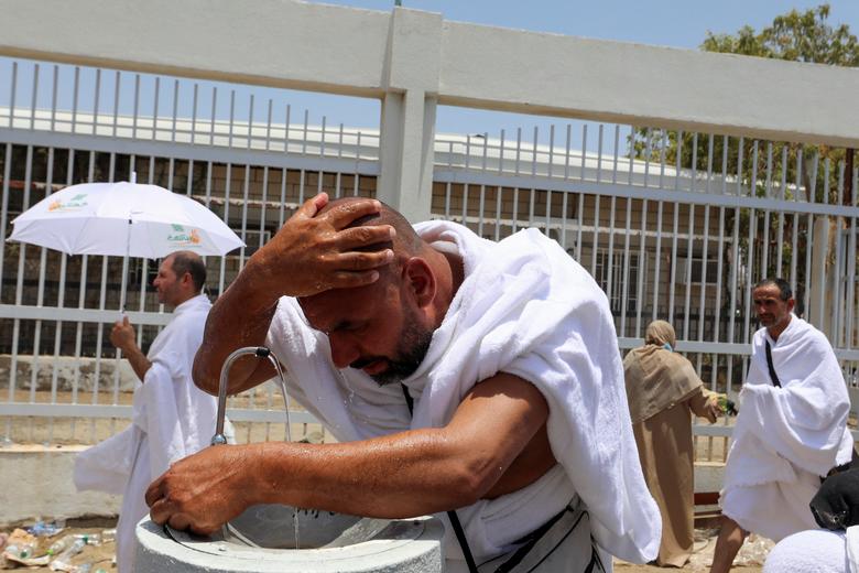 Một người đàn ông sử dụng vòi nước giữa nhiệt độ cao bên ngoài Nhà thờ Hồi giáo Namira khi những người hành hương Hồi giáo tham gia cuộc hành hương hàng năm, bên ngoài thánh địa Mecca (Ả Rập Saudi). (Ảnh: REUTERS/Mohamed Abd El Ghany)