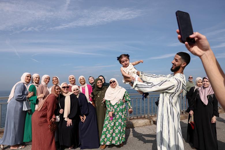 Các tín đồ Hồi giáo chụp ảnh mừng lễ hội Eid al-Adha ở thành phố New York. (Ảnh: REUTERS/Amr Alfiky)