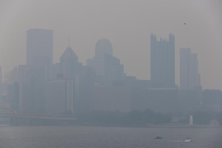Bầu trời bị bao phủ bởi làn khói từ đám cháy rừng dữ dội ở Canada, khói đã lan sang tới Trung Tây Hoa Kỳ và một phần của Bờ biển phía Đông, ở Pittsburgh (Pennsylvania). (Ảnh: REUTERS/Quinn Glabicki)