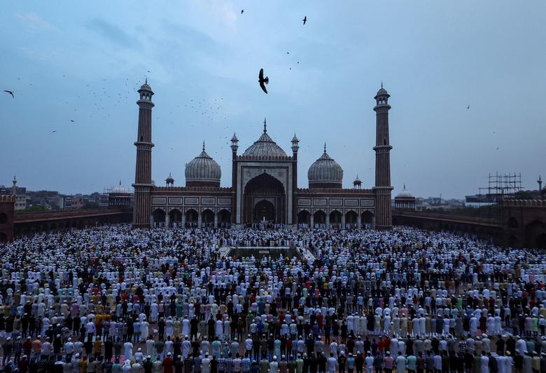 Người Hồi giáo cầu nguyện tại Nhà thờ Jama Masjid nhân dịp lễ hội Eid al-Adha, ở khu phố cổ Delhi (Ấn Độ). (Ảnh: REUTERS/Anushree Fadnavis)