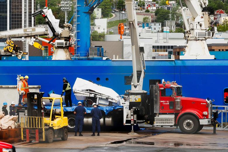 Quá trình trục vớt mảnh vỡ của tàu lặn Titan tại bến cảng St. John (Newfoundland, Canada). (Ảnh: REUTERS/David Hiscock)