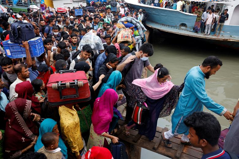 Hàng nghìn người hối hả lên những chiếc phà chật cứng tại Bến phà Sadarghat khi họ rời thủ đô để ăn mừng lễ Eid-al Adha cùng gia đình, ở Dhaka (Bangladesh). (Ảnh: REUTERS/Mohammad Ponir Hossain)