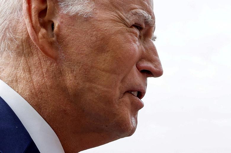 Vết lằn do máy trợ thở được nhìn thấy trên một bên mặt của ông Biden trong một sự kiện hôm 26/6 tại Nhà Trắng. (Ảnh: REUTERS/Jonathan Ernst)