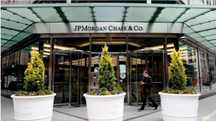 Một người đàn ông đi bộ trước văn phòng JP Morgan vào ngày 17 tháng 3 năm 2021 tại New York. Ảnh: John Smith