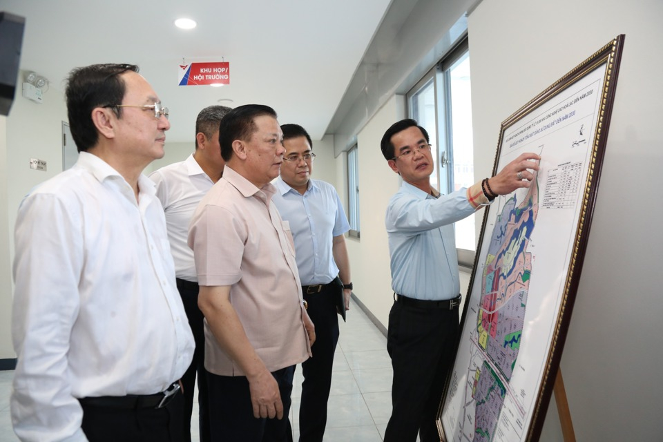 Bí thư Thành uỷ Hà Nội Đinh Tiến Dũng và Bộ trưởng Bộ KH&CN Huỳnh Thành Đạt khảo sát thực tế tại Khu Công nghệ cao Hoà Lạc