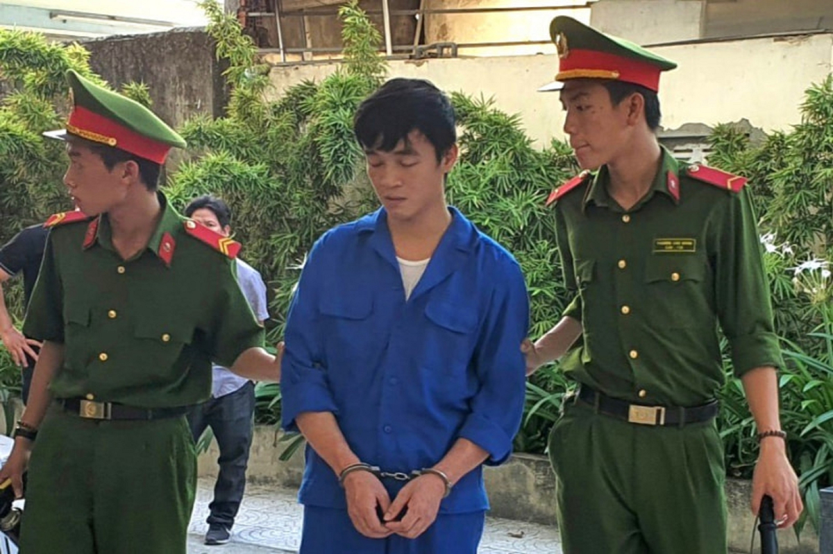 Lê Phú Cao được dẫn giải tới phiên tòa lưu động.