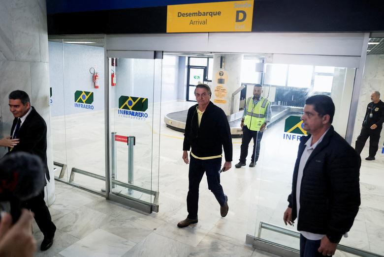 Cựu Tổng thống Brazil Jair Bolsonaro đến sân bay ở Rio de Janeiro, vào ngày Cơ quan Bầu cử tiếp tục phiên tòa xác định quyền chính trị của ông. (Ảnh: REUTERS/Pilar Olivares)
