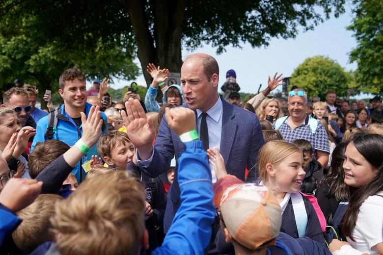 Hoàng tử Anh William cùng các em học sinh khi tham dự Royal Norfolk Show tại Norfolk Showground (Norwich, Anh). (Ảnh: Joe Giddens/Pool)