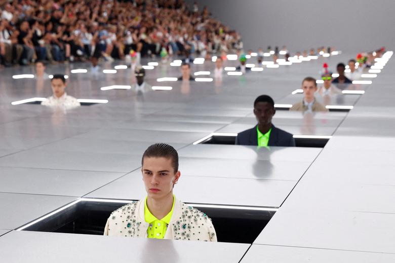 Người mẫu giới thiệu những sản phẩm của nhà thiết kế Kim Jones trong buổi trình diễn bộ sưu tập Xuân - Hè 2024 tại Tuần lễ thời trang nam giới ở Paris (Pháp). (Ảnh: REUTERS/Gonzalo Fuentes)