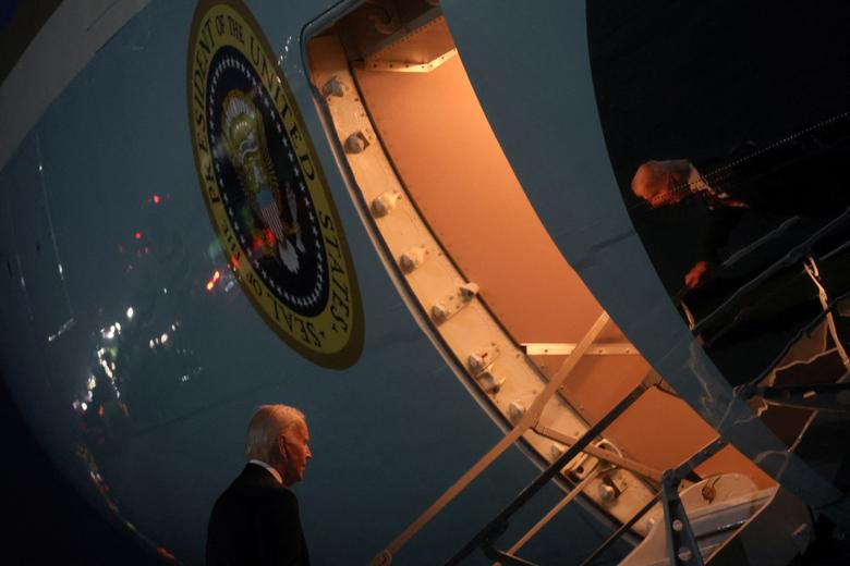 Tổng thống Hoa Kỳ Joe Biden lên chuyên cơ Air Force One để tới Washington từ Sân bay Quốc tế John F. Kennedy ở New York. (Ảnh: REUTERS/Leah Millis)