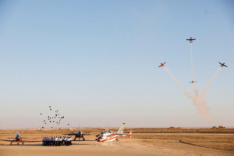 Các học viên Không quân Israel tung mũ lên trời trong lễ tốt nghiệp dành cho các phi công của Lực lượng Không quân Israel tại Căn cứ Không quân Hatzerim, miền nam Israel. (Ảnh: REUTERS/Amir Cohen)
