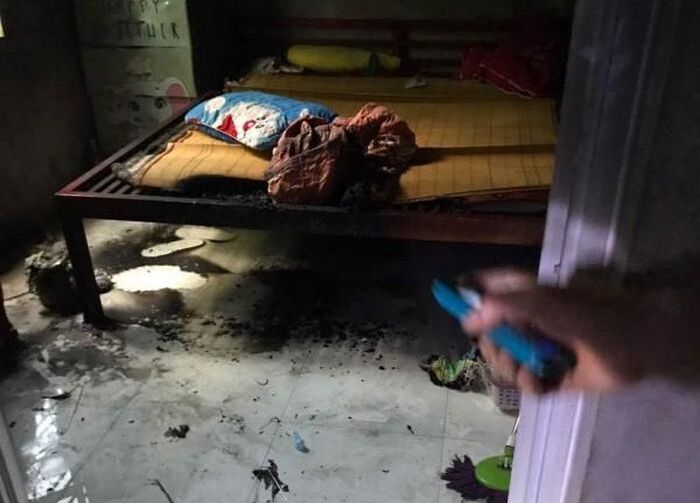 Hiện trường phòng ngủ nơi Nam dùng xăng đổ vào phòng ngủ châm lửa đốt. (Ảnh An ninh Thủ đô)