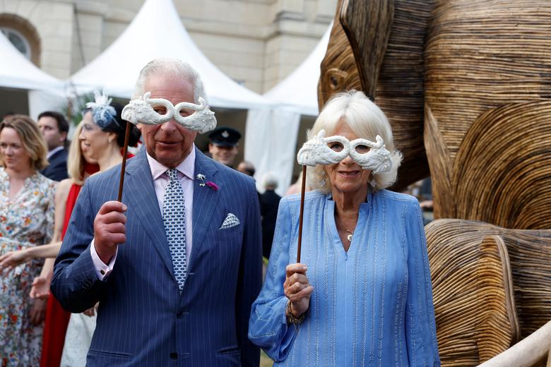 Vua Charles và Nữ hoàng Camilla của Anh tham dự Vũ hội Động vật tại Lancaster House để kỷ niệm 20 năm tổ chức từ thiện bảo tồn động vật hoang dã 'Gia đình Voi' ở London (Anh). (Ảnh: Heathcliff O'Malley/Pool via REUTERS)