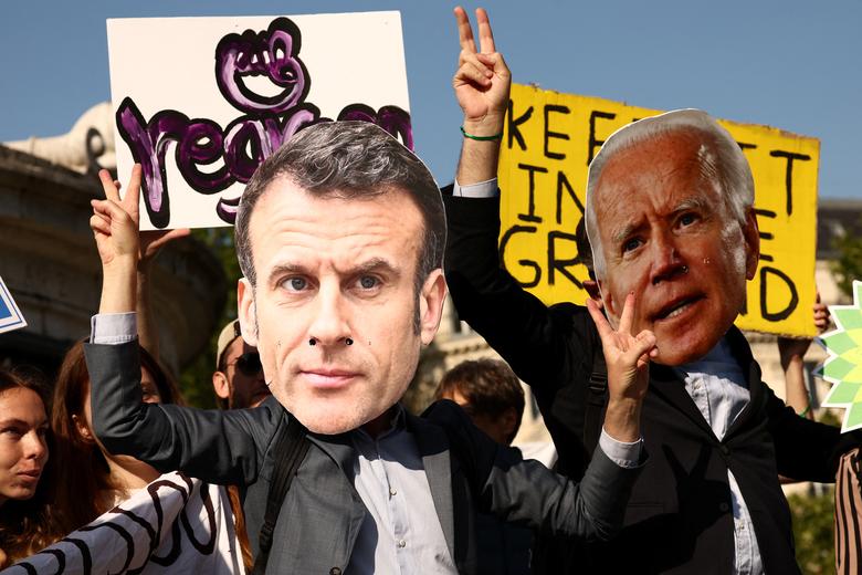 Các nhà hoạt động môi trường đeo mặt nạ chân dung Tổng thống Pháp Emmanuel Macron và Tổng thống Joe Biden bên lề Hội nghị thượng đỉnh về Hiệp ước tài chính toàn cầu mới, ở Paris (Pháp). (Ảnh: REUTERS/Stephanie Lecocq)