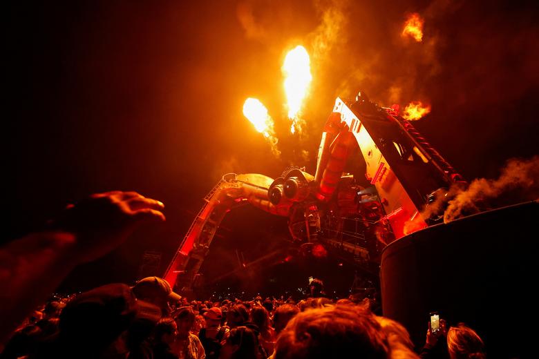 Người dân thưởng thức Lễ hội Glastonbury tại sân khấu Arcadia ở Somerset (Anh). (Ảnh: REUTERS/Jason Cairnduff)