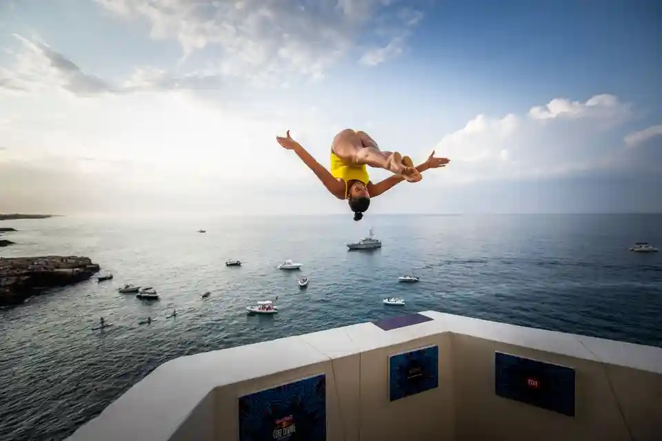 Maria Paula Quintero của Colombia nhảy từ ban công 20 mét trong chuỗi các sự kiện lặn nhảy từ vách đá quốc tế Red Bull. (Ảnh: Getty Images)