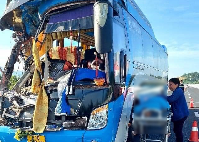 Hiện trường vụ tai nạn vừa xảy ra trên cao tốc Nha Trang - Cam Lâm.