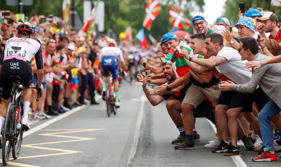 Khán giả cổ vũ cho tay đua người Ba Lan Rafał Majka trong chặng đầu tiên của Tour de France 2023 tại Tây Ban Nha. (Ảnh: Luis Tejido/EPA)