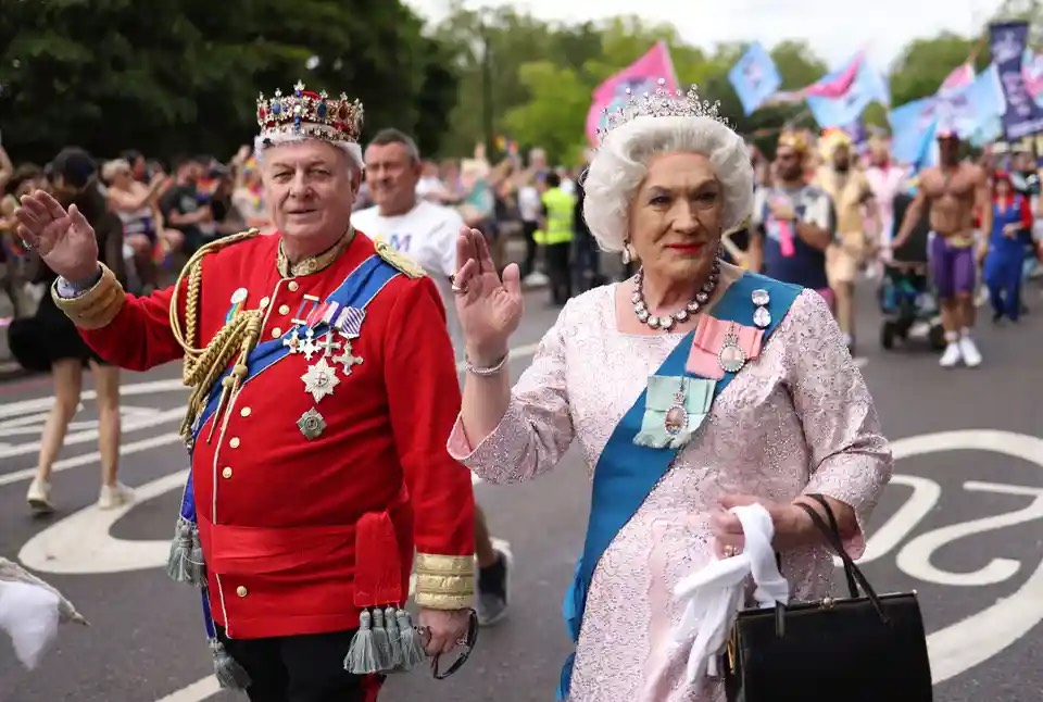 Người dân hóa trang thành các thành viên của gia đình hoàng gia tại cuộc diễu hành London Pride tại Vương quốc Anh. (Ảnh: Neil Hall/EPA)