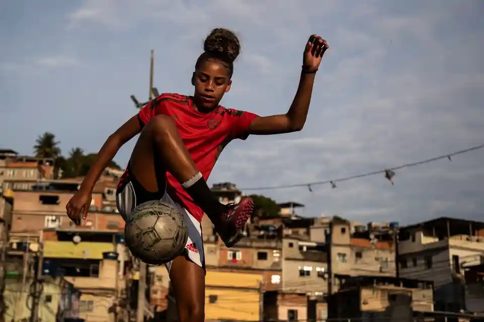 Maria Eduarda tham gia một khóa đào tạo bóng đá do tổ chức phi chính phủ Face to Face điều hành, trong khu ổ chuột Complexo do Alemao (Rio de Janeiro, Brazil). (Ảnh: Bruna Prado/AP)