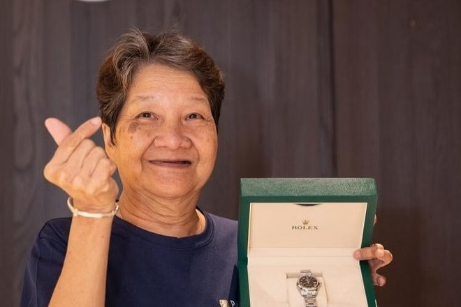Bà Tan Ai Tee và chiếc đồng hồ Rolex được công ty tặng.