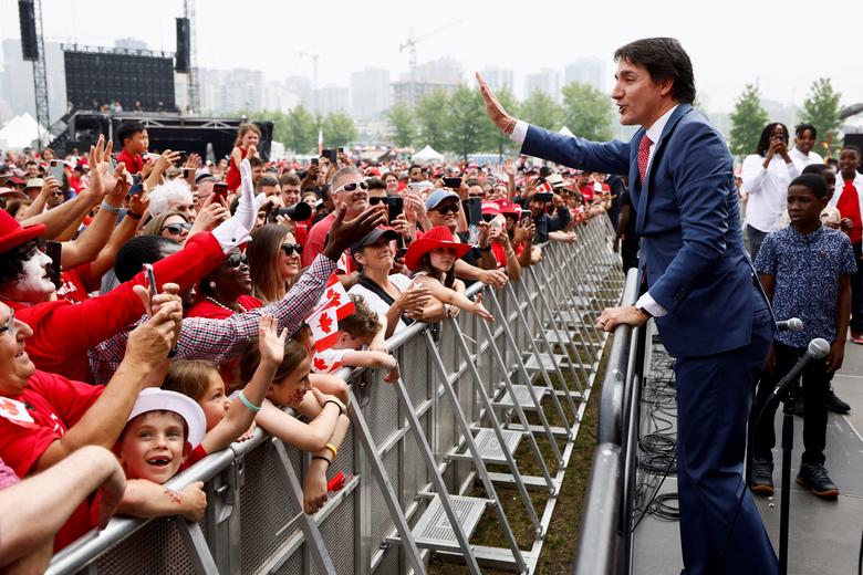 Thủ tướng Canada, Justin Trudeau, chào đón người dân trong ngày kỷ niệm Quốc khánh Canada tại LeBreton Flats (Ontario, Canada). (Ảnh: REUTERS/Blair Gable)