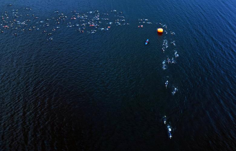 Các vận động viên bơi ở Hồ Windermere trong cuộc thi Ba môn phối hợp Windermere tại Cockshott Point (Bowness-on-Windermere, Anh). (Ảnh: REUTERS/Lee Smith)