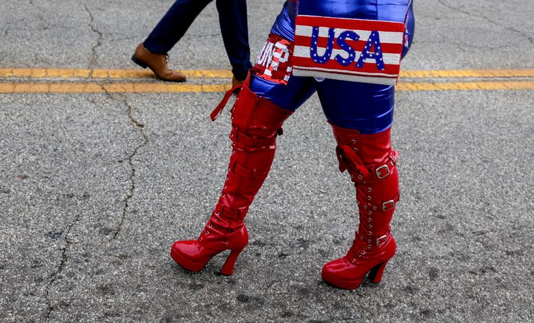 Một người mặc trang phục có màu cờ Mỹ khi những người ủng hộ cựu Tổng thống Donald Trump đến cuộc biểu tình 'Đưa nước Mỹ vĩ đại trở lại' của ông ở Pickens (Nam Carolina, Hoa Kỳ). (Ảnh: REUTERS/Evelyn Hockstein)