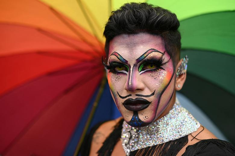 Một người đứng xem các thành viên của cộng đồng LGBTQ+ tham gia cuộc diễu hành Pride ở Caracas (Venezuela). (Ảnh: REUTERS/Gaby Oraa)