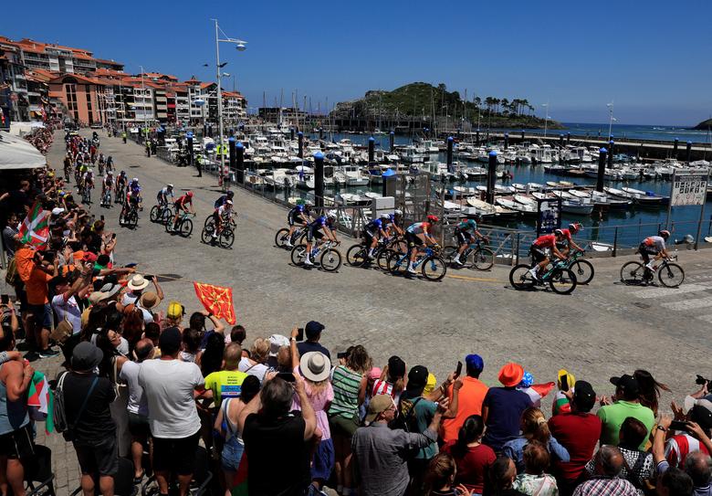 Những thí sinh tham gia đi qua thị trấn Lekeitio trong chặng 3 của Tour de France ở Tây Ban Nha. (Ảnh: REUTERS/Vincent West)
