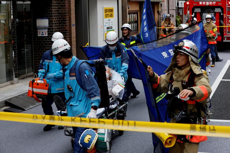 Một người bị thương được đưa ra khỏi địa điểm xảy ra vụ nổ gần ga Shimbashi ở Tokyo (Nhật Bản). (Ảnh: REUTERS/Issei Kato)
