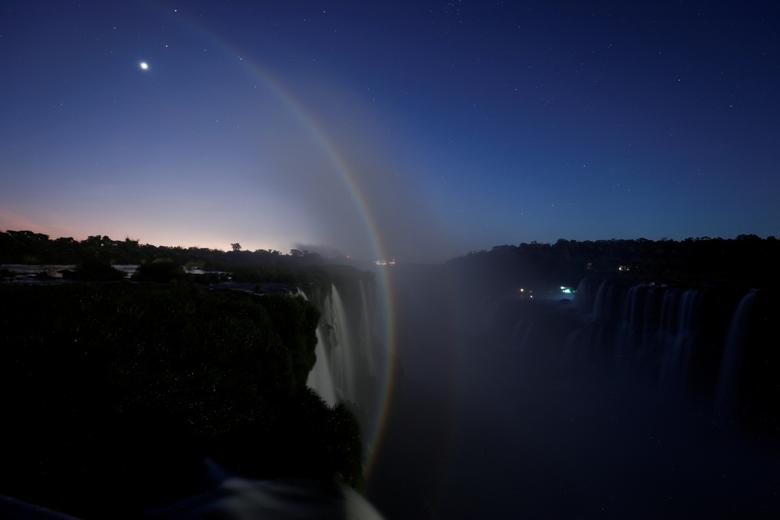 Cầu vồng xuất hiện ở Thác Iguazu trong kỳ 'siêu trăng' ở Puerto Iguazu (Argentina). (Ảnh: REUTERS/Agustin Marcarian)