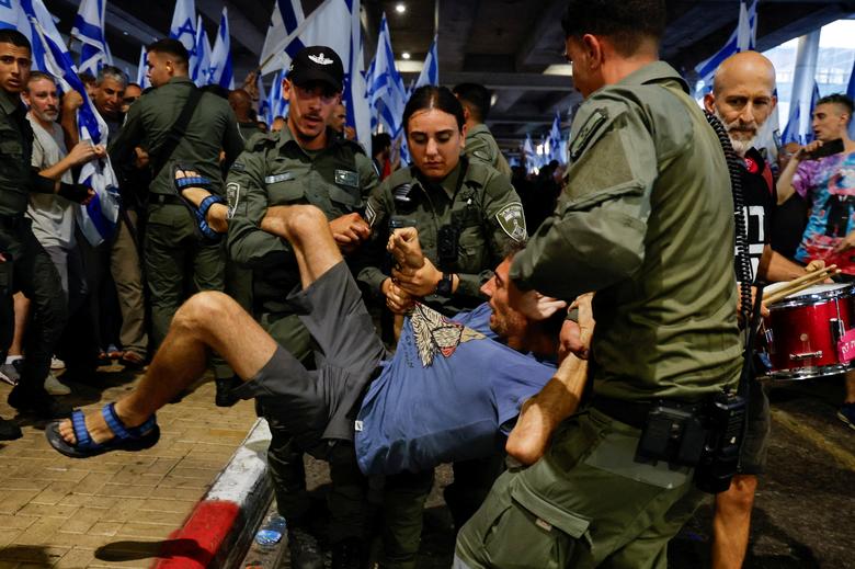Một người biểu tình bị cảnh sát bắt giữ trong cuộc biểu tình tại Sân bay Quốc tế Ben Gurion như một phản ứng đối với Thủ tướng Israel, Benjamin Netanyahu, và cuộc đại tu tư pháp của chính phủ liên minh dân tộc chủ nghĩa. (Ảnh: REUTERS/Ammar Awad)