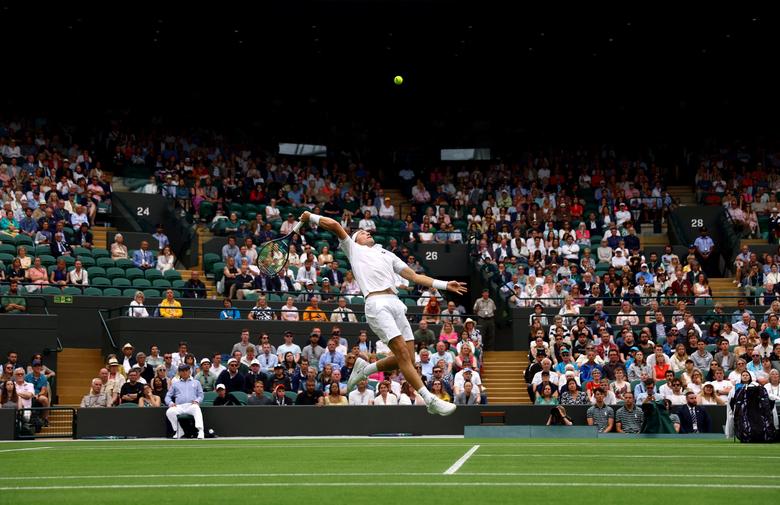 Casper Ruud của Na Uy thi đấu trong trận đấu vòng đầu tiên với Laurent Lokoli của Pháp tại Wimbledon ở London (Anh). (Ảnh: REUTERS/Hannah Mckay)