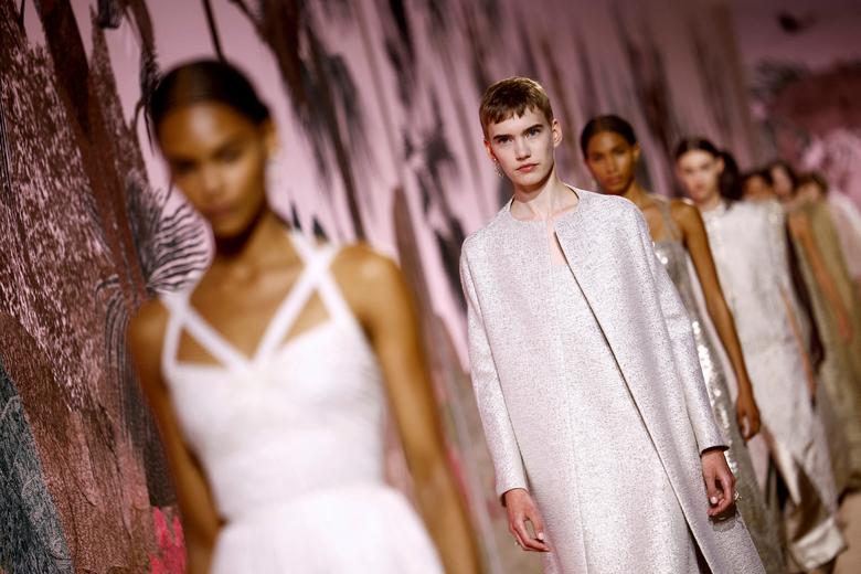 Người mẫu giới thiệu những sáng tạo của nhà thiết kế Maria Grazia Chiuri trong buổi trình diễn bộ sưu tập Haute Couture Thu - Đông 2023 - 2024 cho nhà mốt Dior ở Paris (Pháp). (Ảnh: REUTERS/Sarah Meyssonnier)