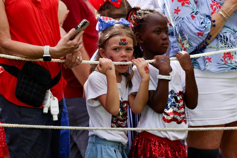 Trẻ em nghe phát biểu khi Tổng thống Hoa Kỳ Joe Biden và đệ nhất phu nhân Jill Biden tổ chức tiệc nướng với các gia đình quân nhân tại ngũ trên Bãi cỏ phía Nam Nhà Trắng ở Washington (Hoa Kỳ). (Ảnh: REUTERS/Julia Nikhinson)