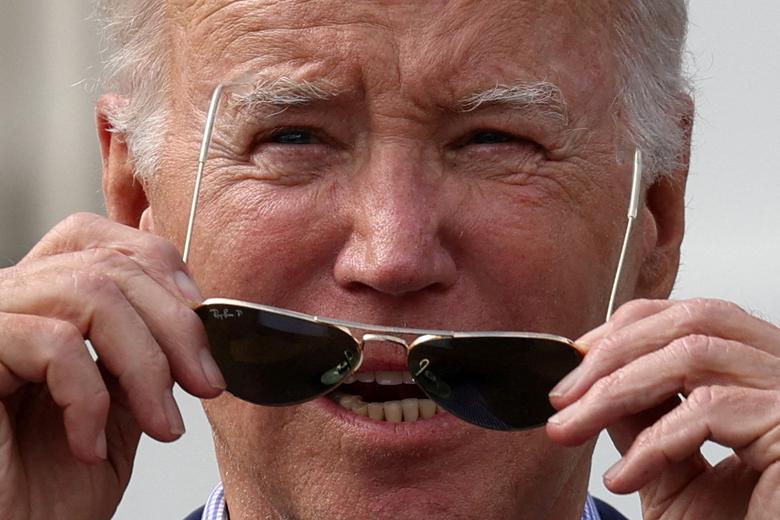 Tổng thống Hoa Kỳ Joe Biden bỏ kính râm khi phát biểu tại tiệc nướng với các gia đình quân nhân tại ngũ ở Bãi cỏ phía Nam Nhà Trắng ở Washington (Hoa Kỳ). (Ảnh: REUTERS/Julia Nikhinson)