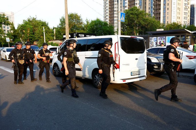 Lực lượng an ninh tại tòa án quận Shevchenskivskyi ngày 5/7. (Ảnh: Reuters)