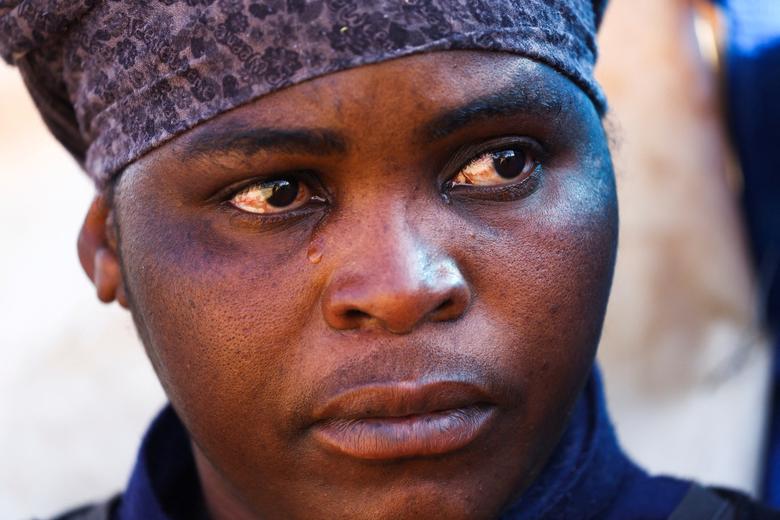 Skhangele Sibanda khóc sau khi mất đi người bạn Clearsta Ndlovu, tại hiện trường vụ rò rỉ khí đốt nghi ngờ có liên quan đến hoạt động khai thác trái phép, tại khu định cư lán Angelo (thành phố Boksburg, Nam Phi). (Ảnh: REUTERS)