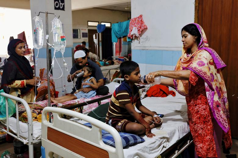 Người thân chăm sóc cho những đứa trẻ bị sốt xuất huyết khi điều trị tại Bệnh viện và Đại học Y Mugda ở Dhaka (Bangladesh). (Ảnh: REUTERS/Mohammad Ponir Hossain)