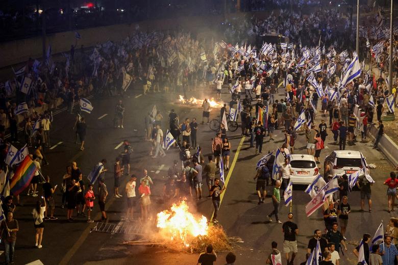 Người dân tham gia cuộc biểu tình sau khi cảnh sát trưởng Tel Aviv từ chức, với lý do chính phủ can thiệp vào những người biểu tình chống chính phủ ở Tel Aviv (Israel). (Ảnh: REUTERS/Nir Elias)