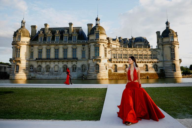 Người mẫu giới thiệu những sáng tạo của nhà thiết kế Pierpaolo Piccioli trong buổi trình diễn bộ sưu tập Haute Couture Thu - Đông 2023 - 2024 cho nhà mốt Valentino tại Chateau de Chantilly (Paris, Pháp). (Ảnh: REUTERS/Sarah Meyssonnier)