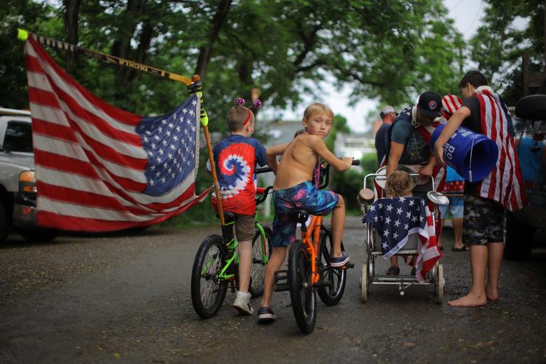 Các cậu bé đi xe đạp dẫn đầu Cuộc diễu hành ngày 4/7 của người dân tại khu phố Lanesville (Gloucester, Massachusetts, Hoa Kỳ). (Ảnh: REUTERS/Brian Snyder)