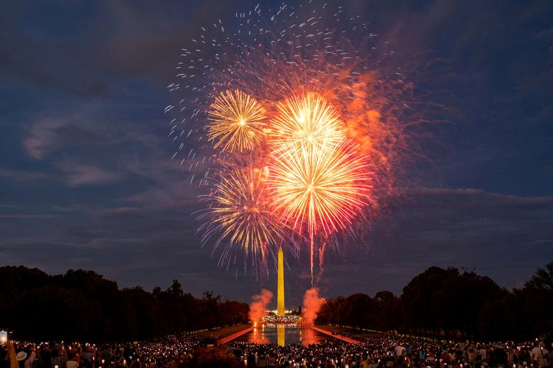 Pháo hoa phía trên National Mall trong lễ kỷ niệm ngày 4/7 tại Washington (Hoa Kỳ). (Ảnh: REUTERS/Kevin Wurm)
