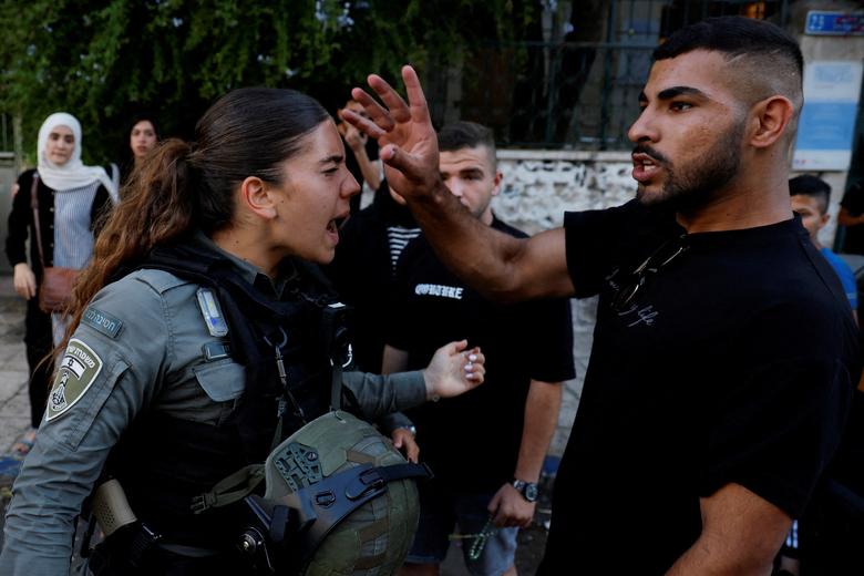 Cảnh sát Israel xô xát với người Palestine trong cuộc biểu tình phản đối chiến dịch quân sự của Israel ở Jenin (Jerusalem). (Ảnh: REUTERS/Ammar Awad)
