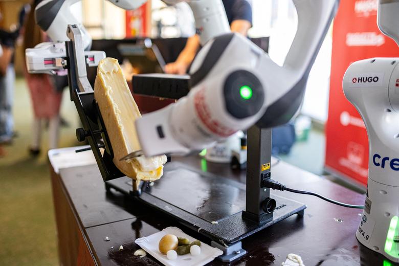 Robot biết làm lẩu phô mai ở Thuỵ Sỹ. (Ảnh: Reuters)