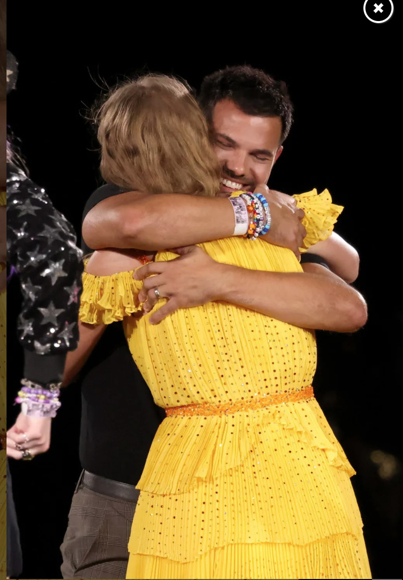 Taylor Lautner ôm chầm lấy Taylor Swift ngay trên sân khấu. Ảnh chụp màn hình